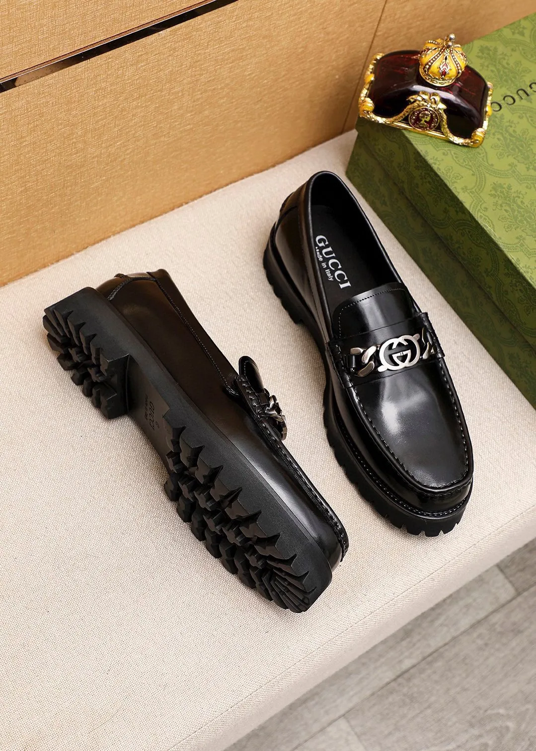 Men's shoes 💰460 💐 Product trademark: GUCCI "Gucci" casual leather shoes Regular size: 39-44 (38.45🉑️customized) Product materials: Selected imported first-layer open-edge beaded cowhide upper + luxury hardware buckle, imported water-dyed cowhide leather lining. Strong three-dimensional visual effect, foam outsole Color: 2⃣️colors available
